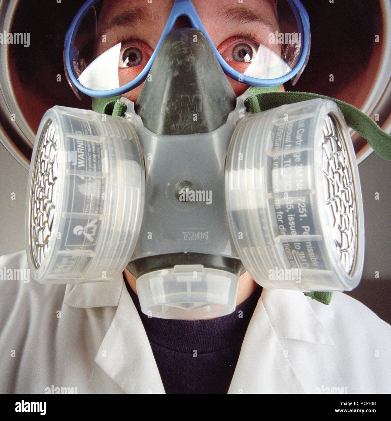 Mann Schutzbrillen trägt Gasmaske Lab Schutzkleidung Atemschutz Augenschutz in einem Bio-Hazard-Labor Stockfoto