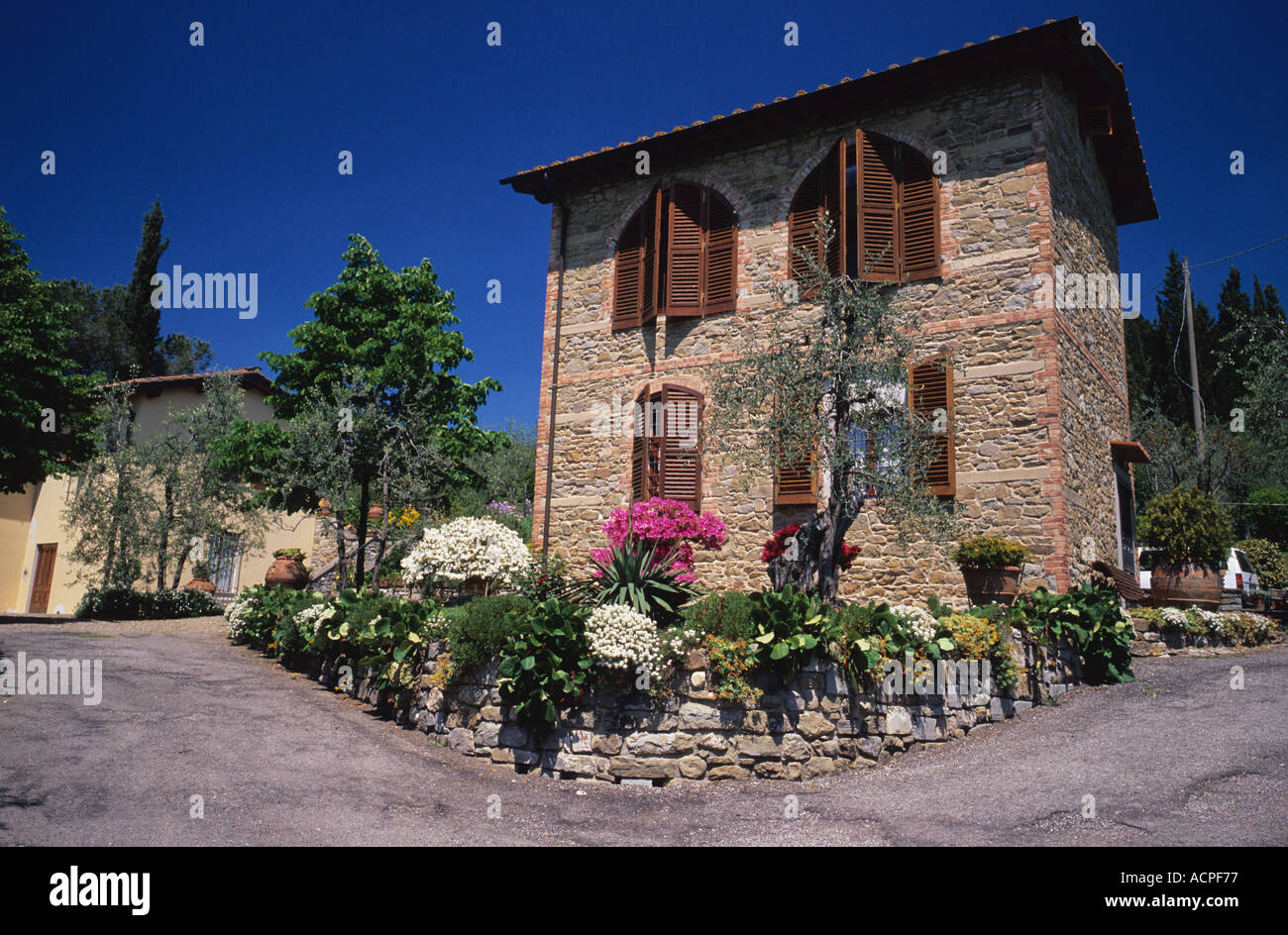 Villa vor den Toren Florenz Italien mit Blumen und Garten Stockfoto