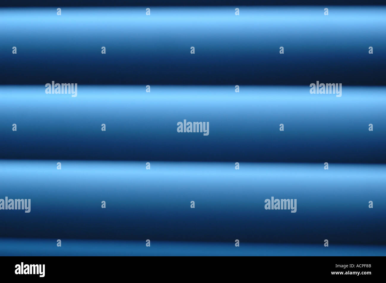 blaue vertikale Linien bilden ein Muster Stockfoto