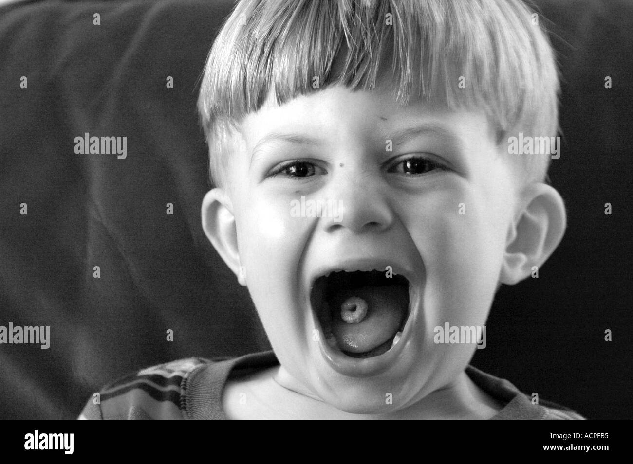 Kleiner Junge mit Mund öffnen Essen Cheerios Stockfoto
