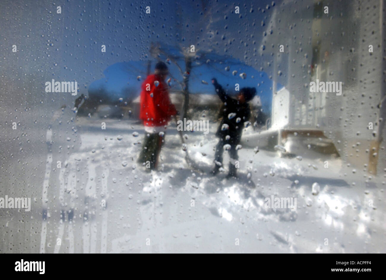 Zwei jungen Schnee Schaufeln Schaufeln Schnee Stockfoto