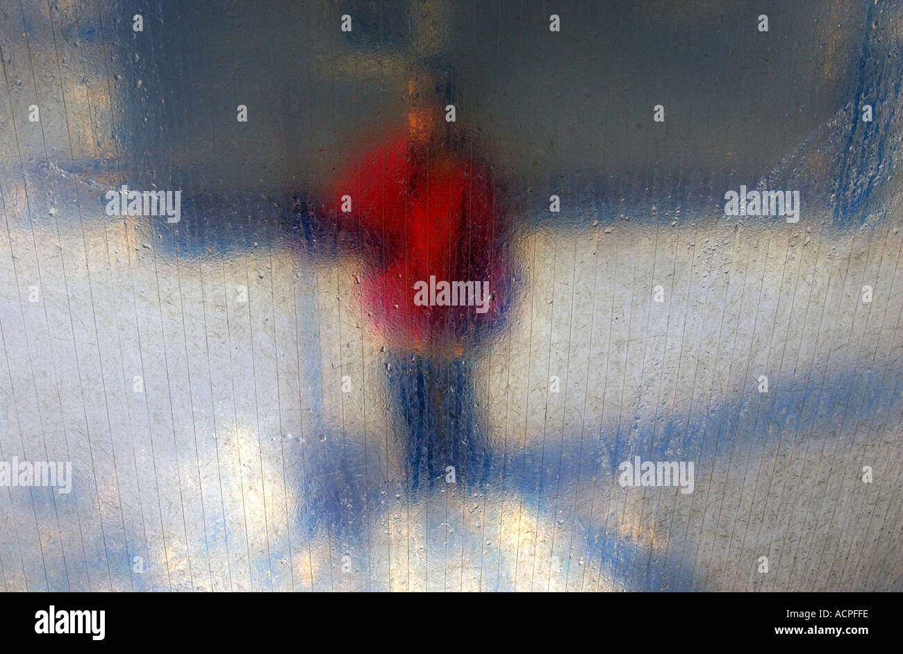 Junge mit Schaufel gezeigt durch dampfenden Fenster im Schnee Stockfoto