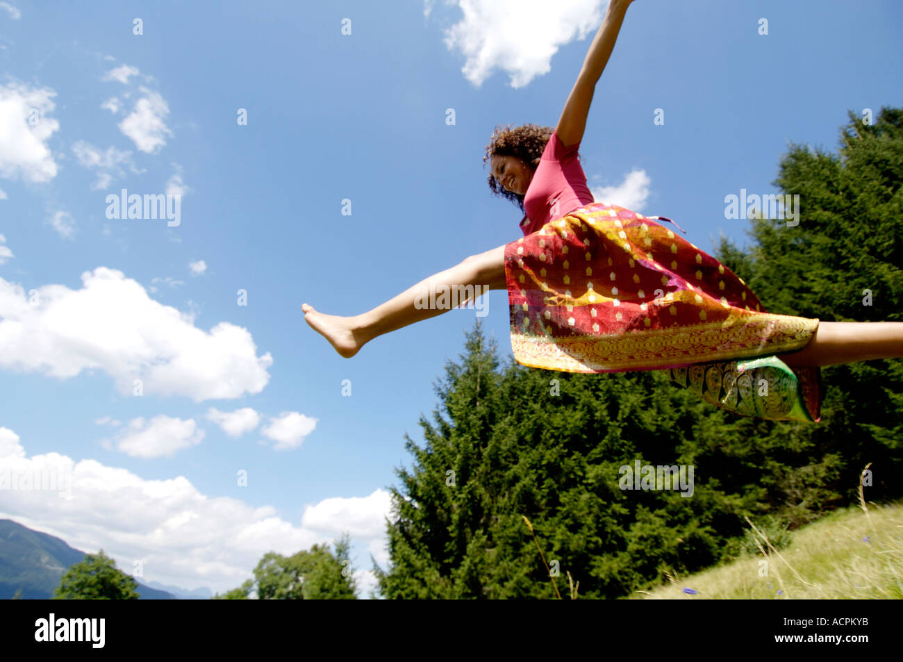 Junge Frau springen, seitliche Ansicht Stockfoto