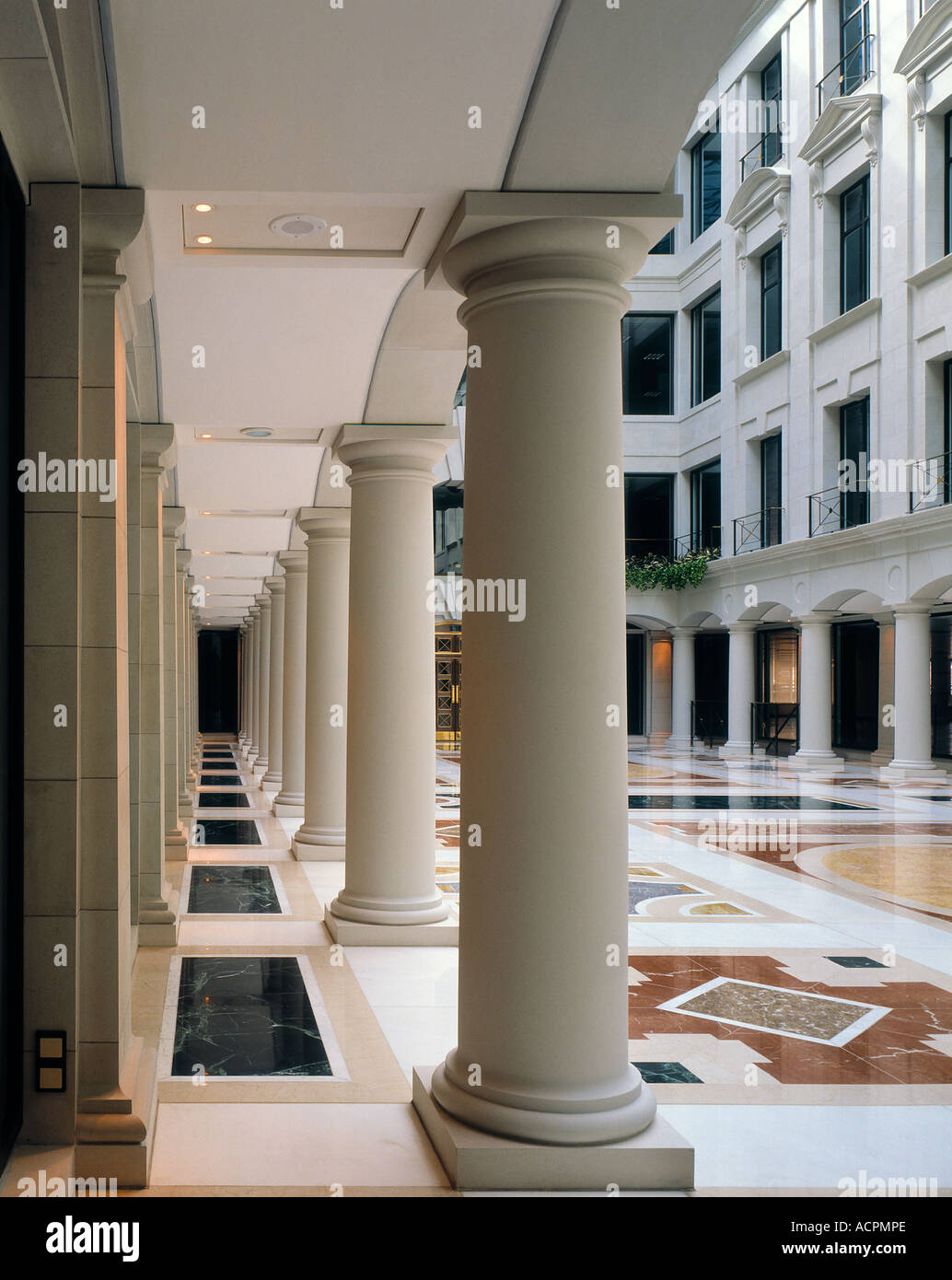 Innenhof mit Säulen in Winzer Ort Büros City of London Stockfoto