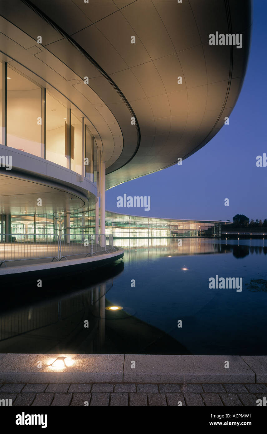 Außen in der Abenddämmerung von TAG McLaren Technology Centre Stockfoto