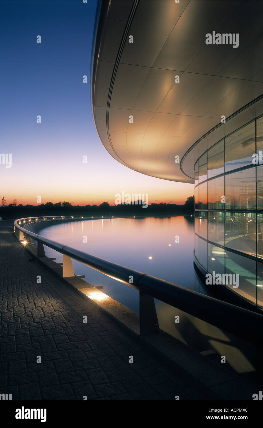 Außen in der Abenddämmerung von TAG McLaren Technology Centre Stockfoto