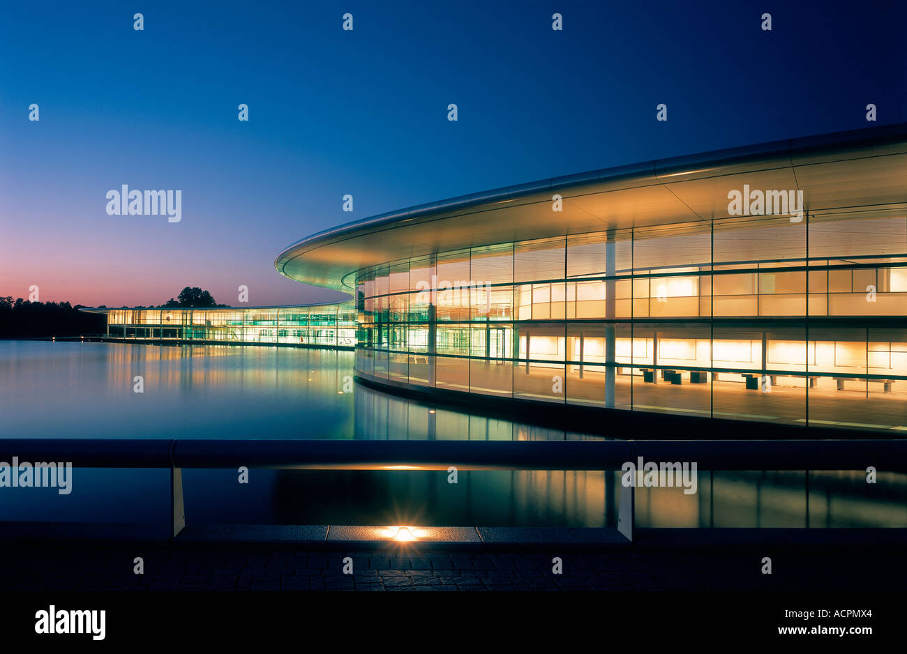 Außen in der Abenddämmerung von TAG McLaren Technology Centre Stockfoto