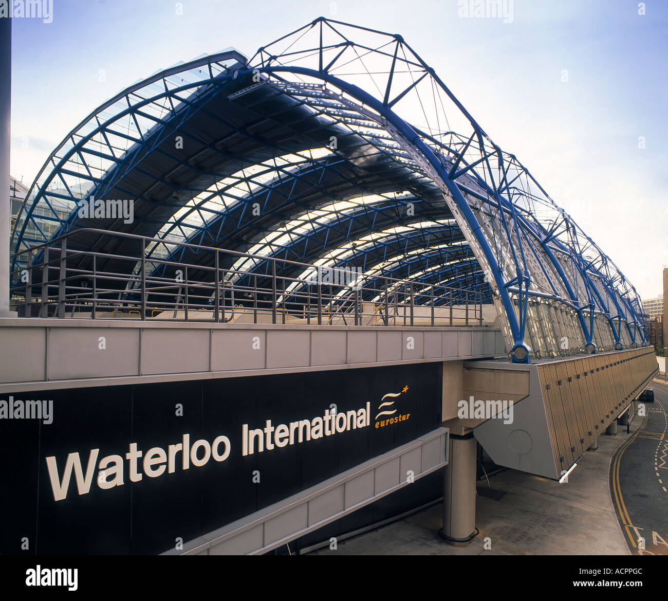 Glas Vordach am Bahnhof Waterloo International Stockfoto