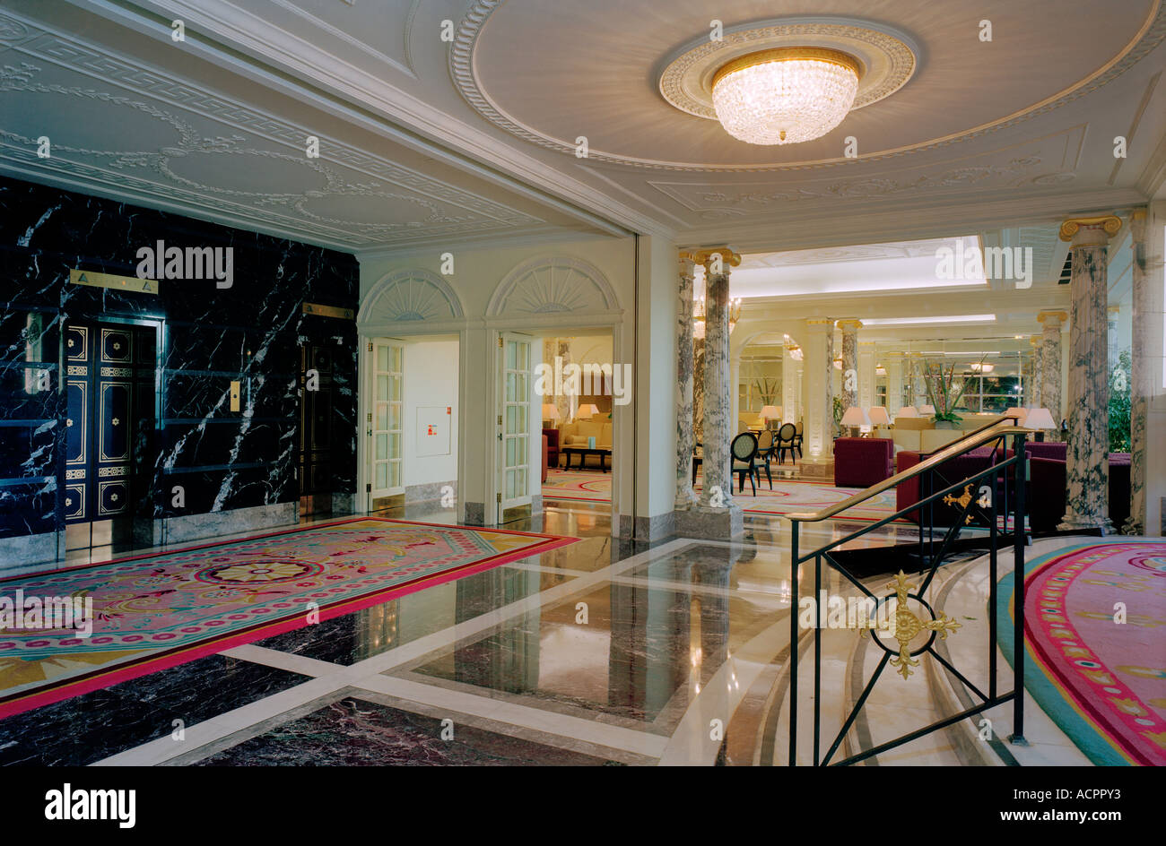 Schwarzer Marmor Aufzug Lobby im Howard Hotel in London Stockfoto