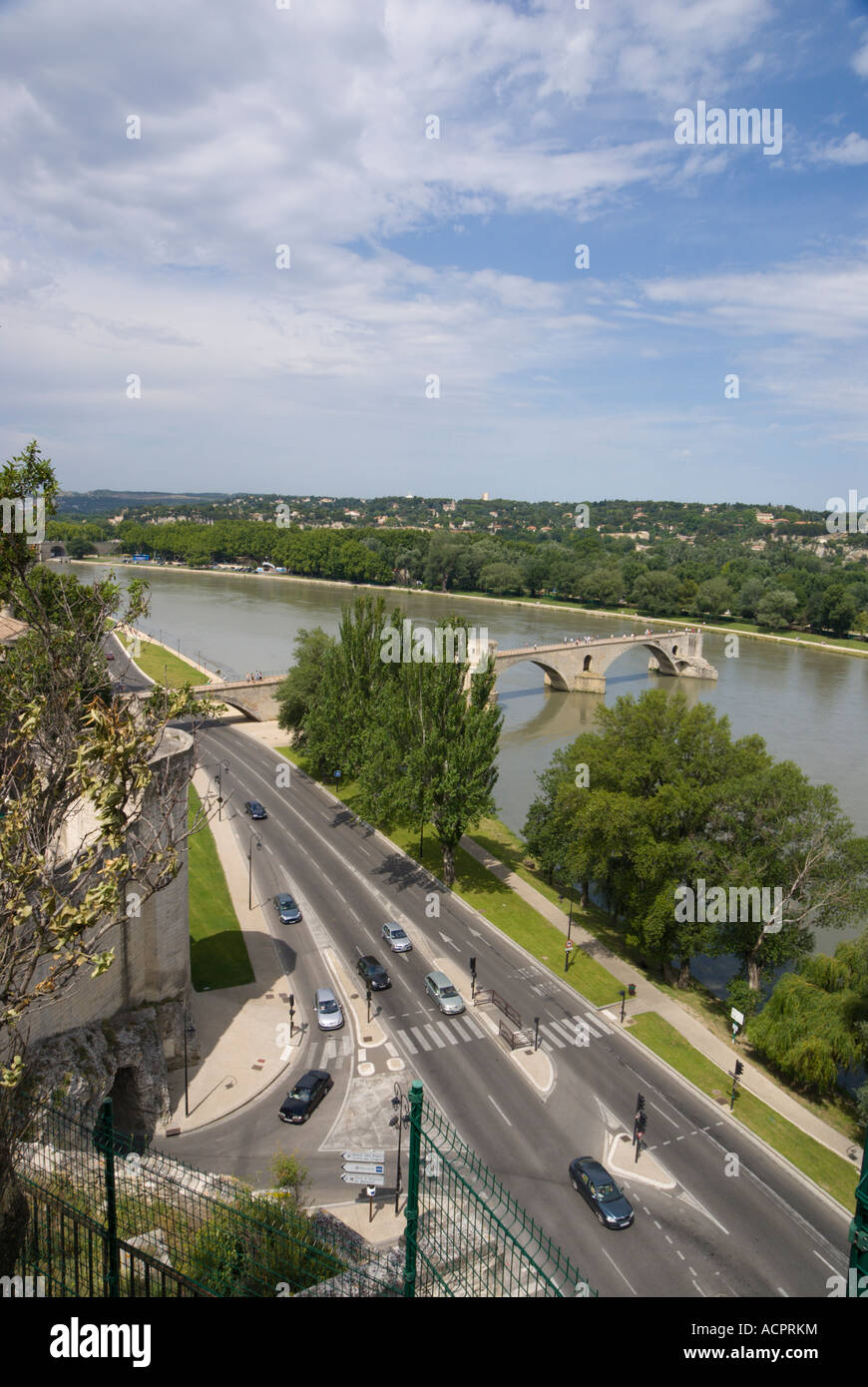 Avignon Frankreich anzeigen mit der St. Benezet Brücke Pont d ' Avignon Reste der ursprünglichen mit Ringstraße außerhalb der Stadtmauern Stockfoto