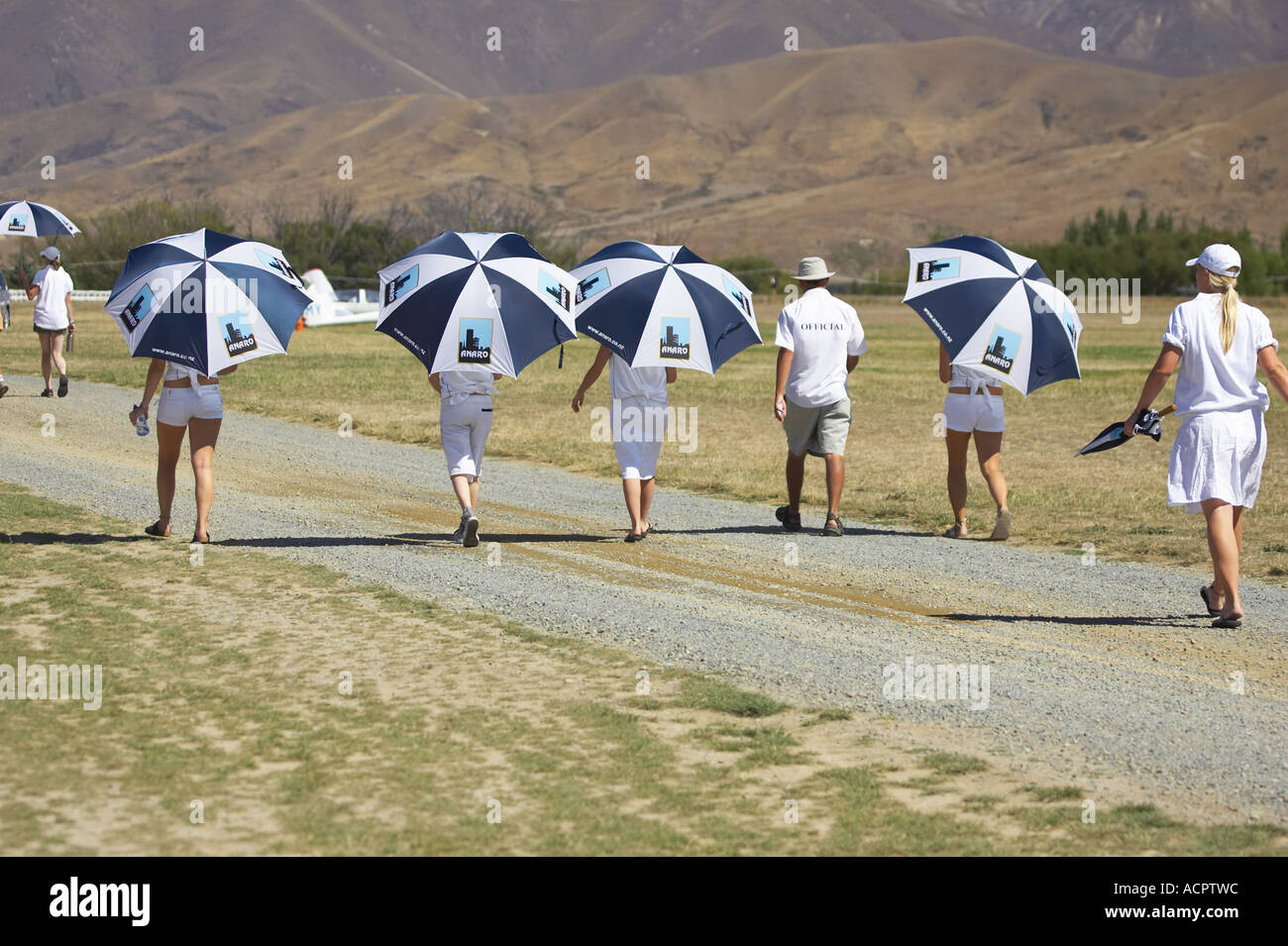 Regenschirm Mädchen und offizielle Segelflug Grand Prix Omarama North Otago Neuseeland Südinsel Neuseeland Stockfoto