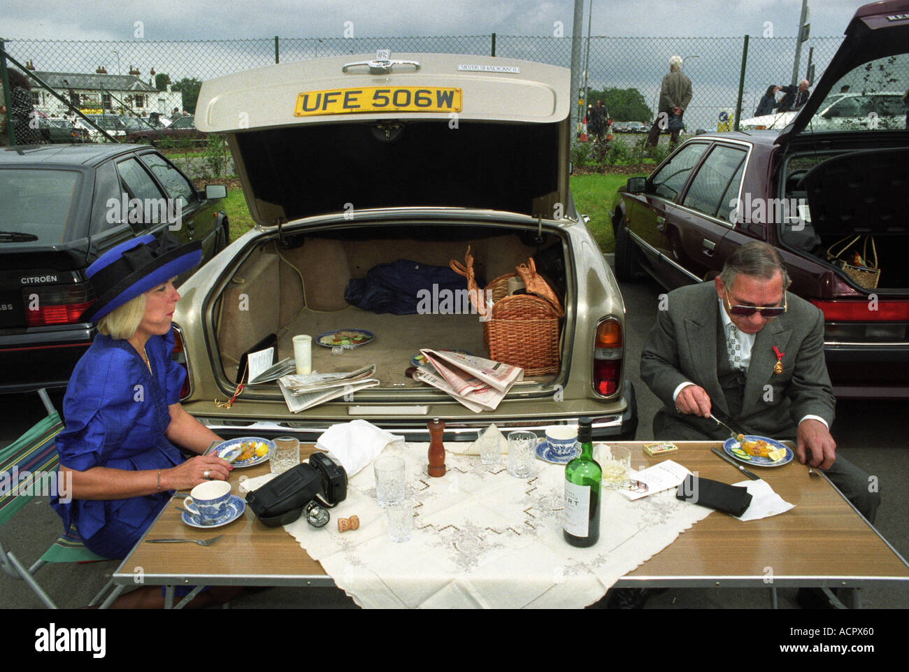 EIN PAAR MIT EINEM PICKNICK AUS DEM KOFFERRAUM IHRE ROLLS-ROYCE IM EPSOM DERBY Stockfoto