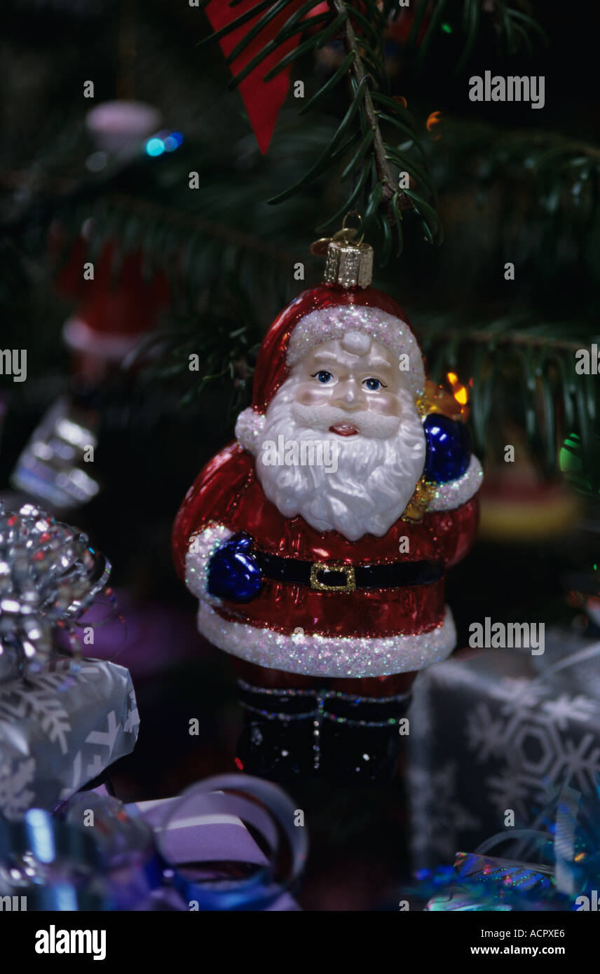 Weihnachtsferien mit engen bis Weihnachten ornament Weihnachtsmann hängen von Baum Stockfoto