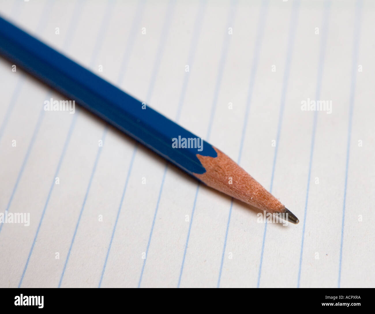 Bleistift auf einem Blatt Papier Stockfoto