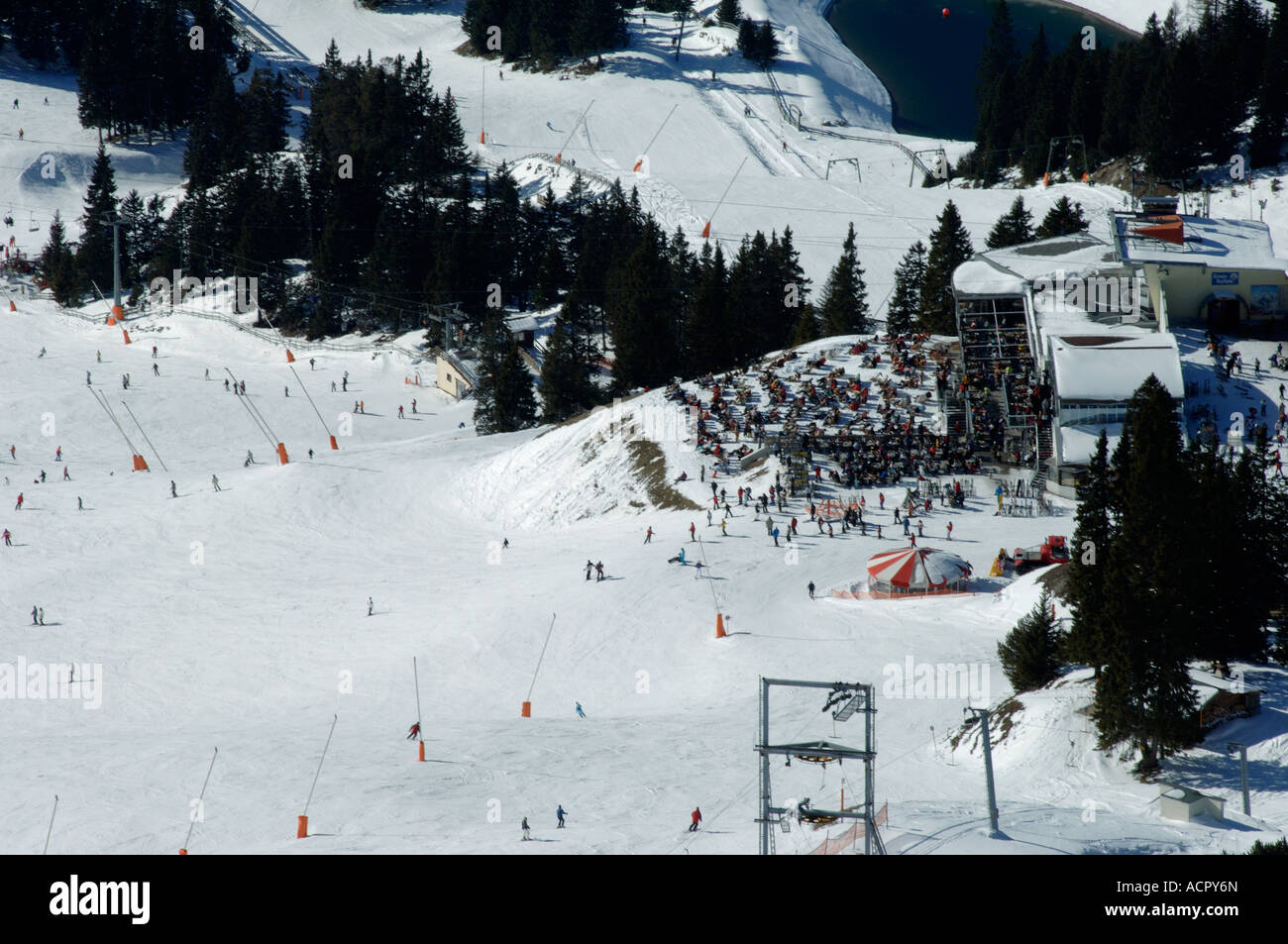 Verschneite Skistation und Restaurant des Resorts und Lifte im österreichischen Tirol Stockfoto