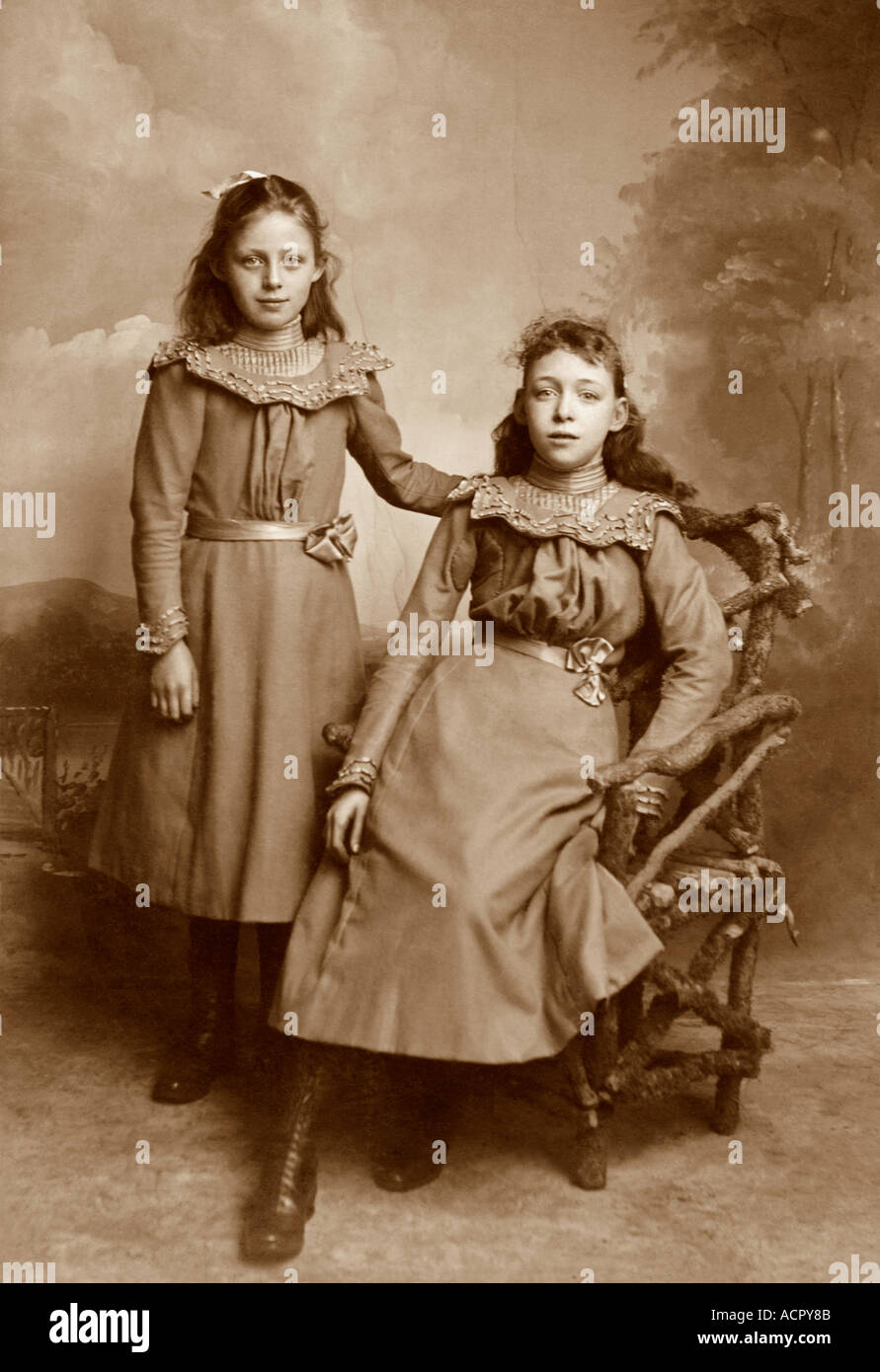 Original-Schrankkarte Fotografie Porträt zweier hübscher junger Mädchen aus viktorianischer oder edwardianischer Ära, wahrscheinlich Schwestern - um 1899 Salisbury, Wiltshire, Großbritannien Stockfoto