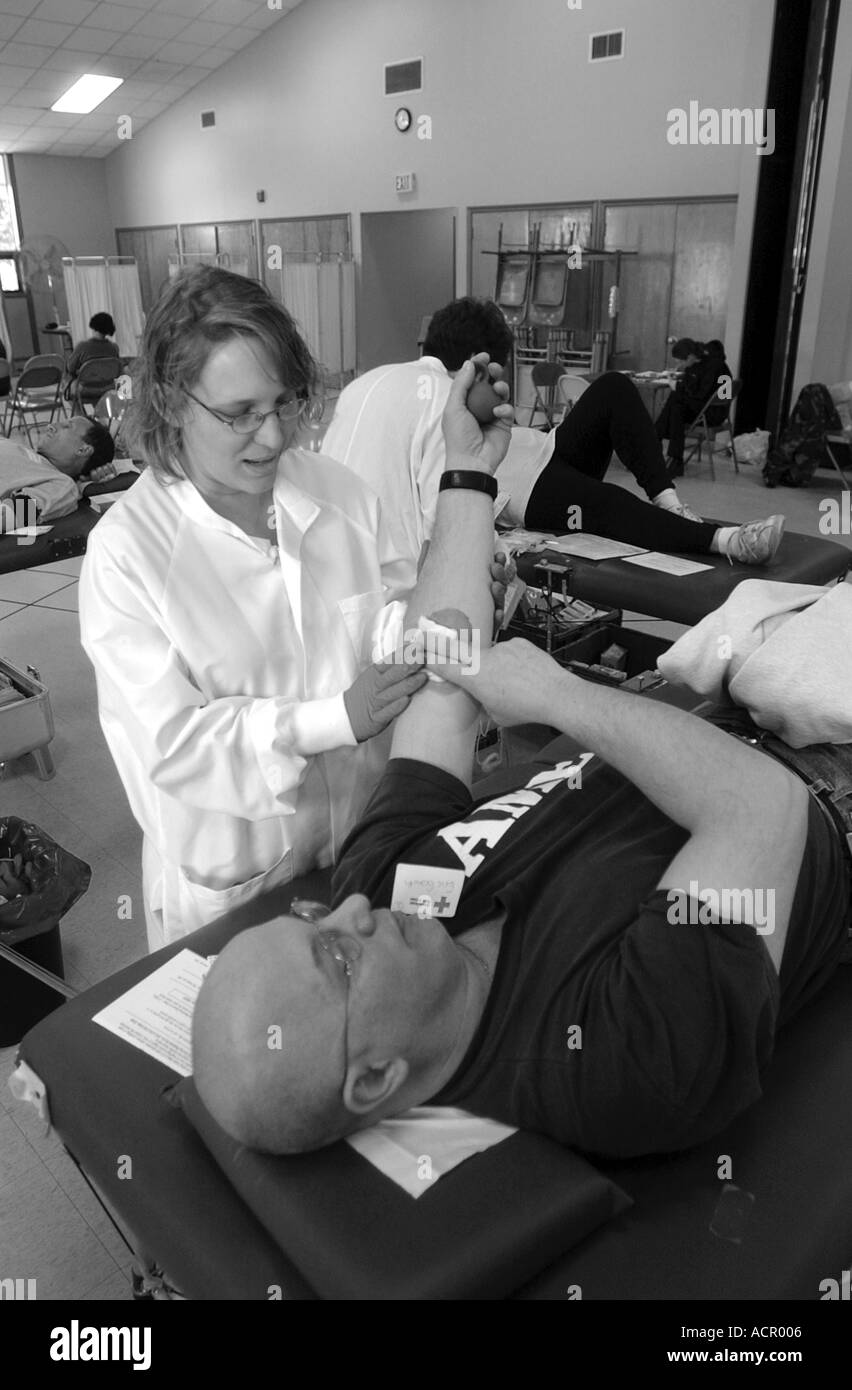 Blutspenden rotes Kreuz Blut Auto Connecticut USA Mann Stockfoto