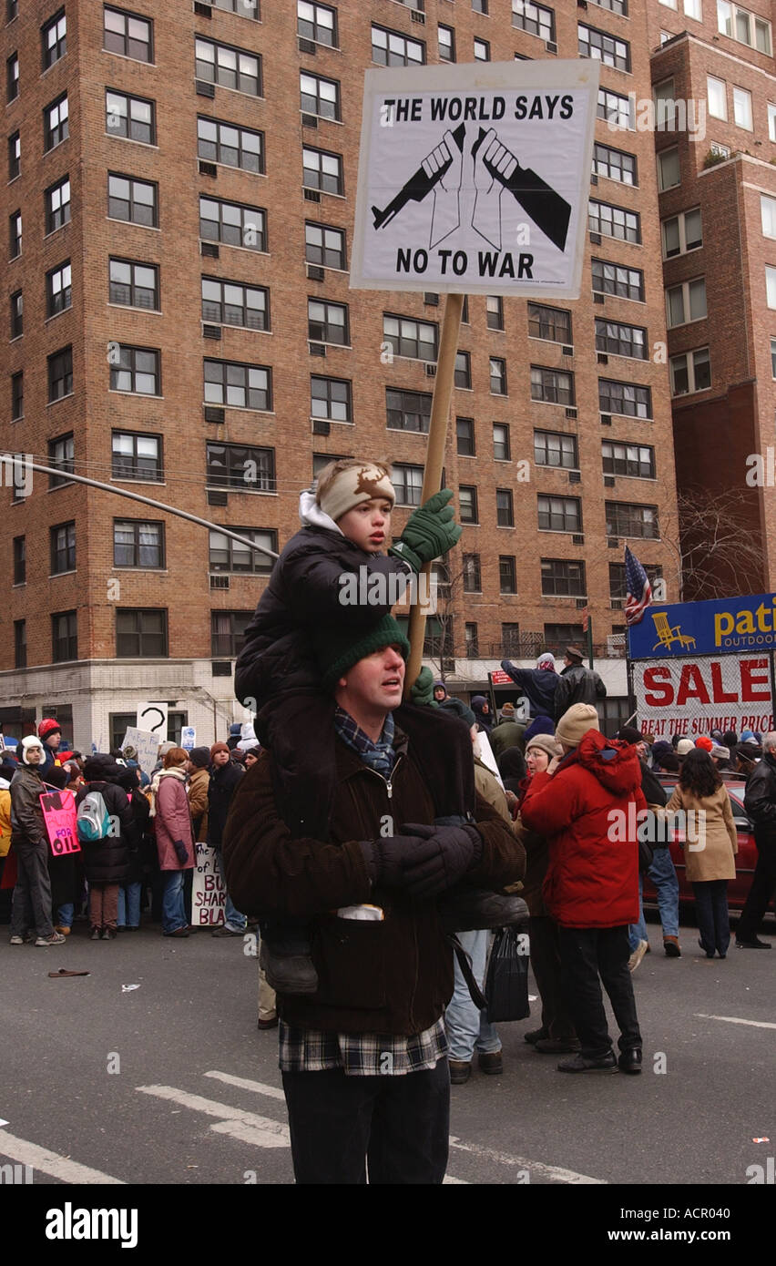 Vater und Sohn Demonstranten Krieg protestieren, New York City Stockfoto