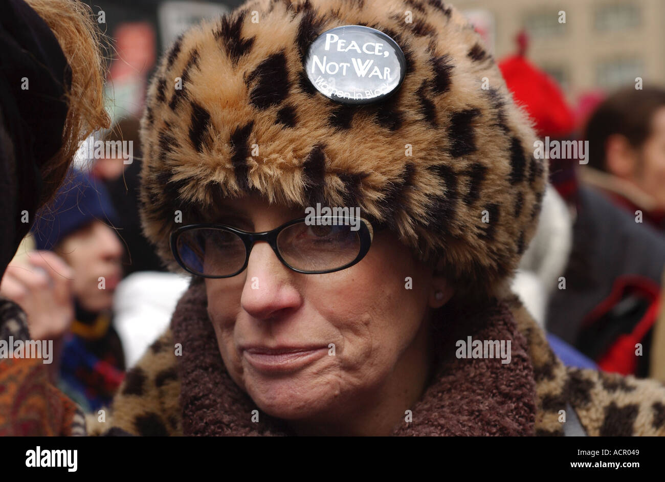 Frau mit Kunstpelz Mantel und Hut und Frieden, nicht Krieg Taste Stockfoto