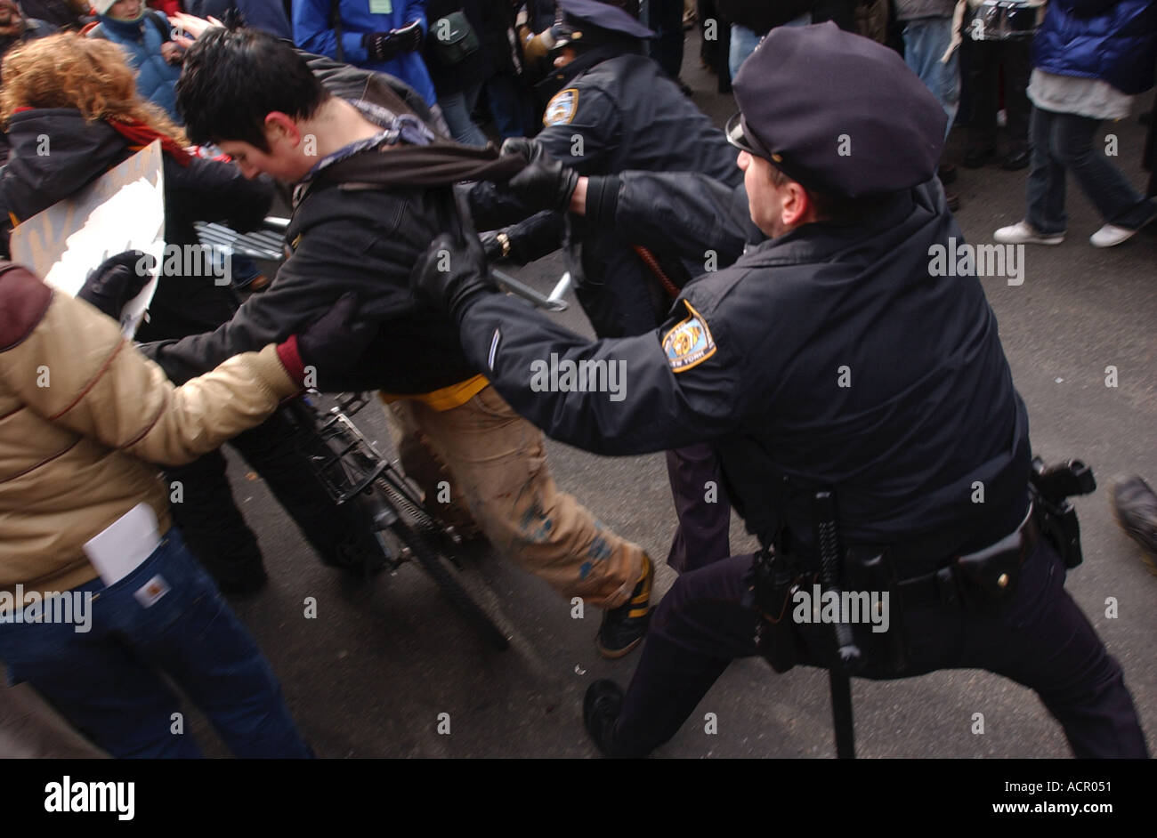 Polizisten verhaften Demonstrant während anti-Krieg-Proteste in New York City zu Beginn des Irak-Krieges Stockfoto