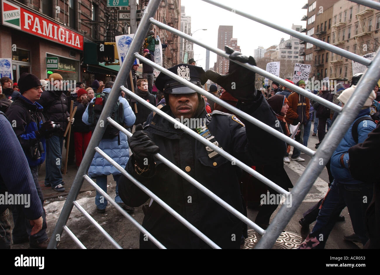 Demonstranten und Polizei Protest protestieren USA und dem Irak Krieg in New York City massiven protest Stockfoto