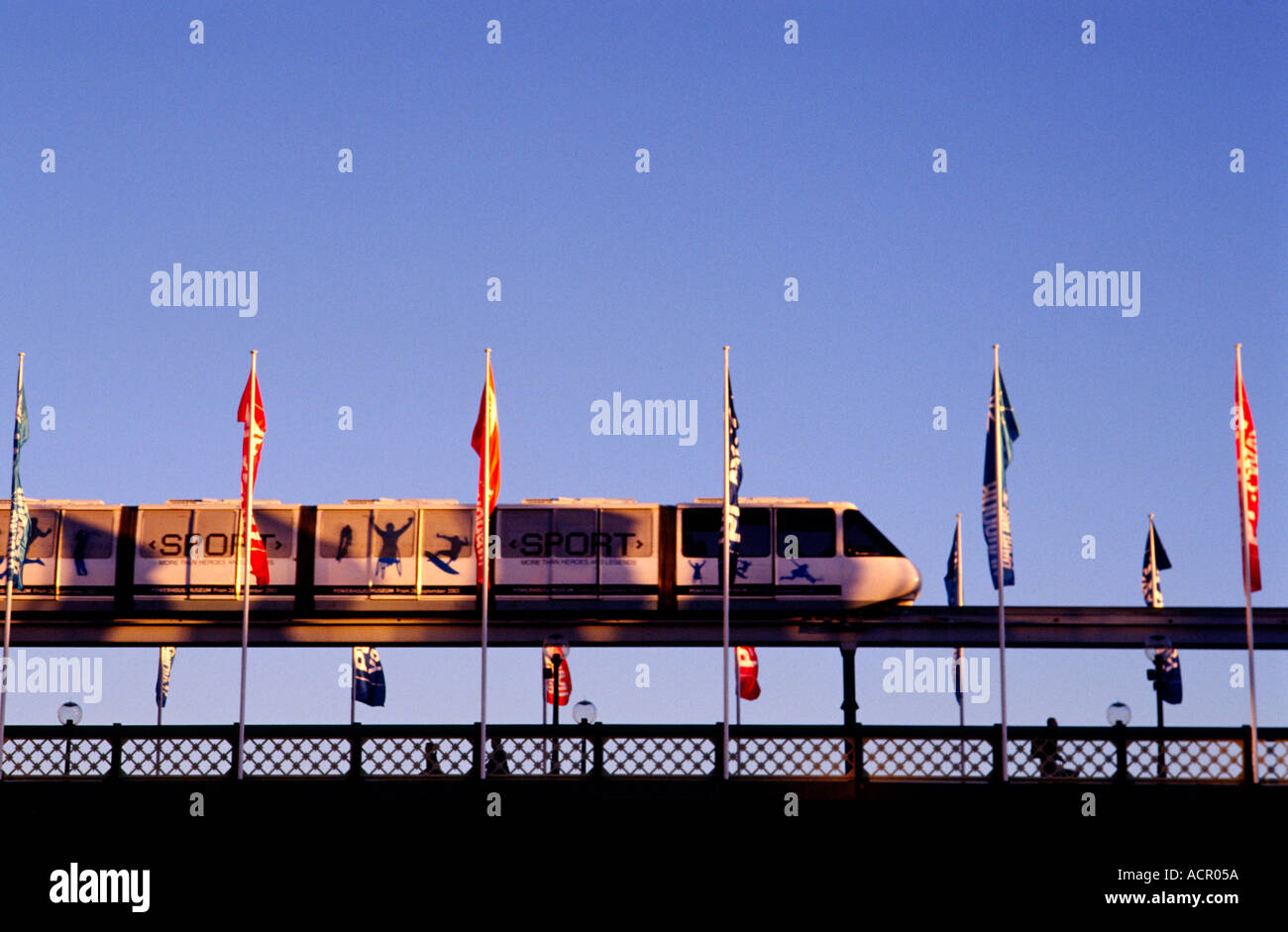 Sydney Monorail mit dekorativen Fahnen und klaren blauen Himmel Bild mit Textfreiraum Stockfoto