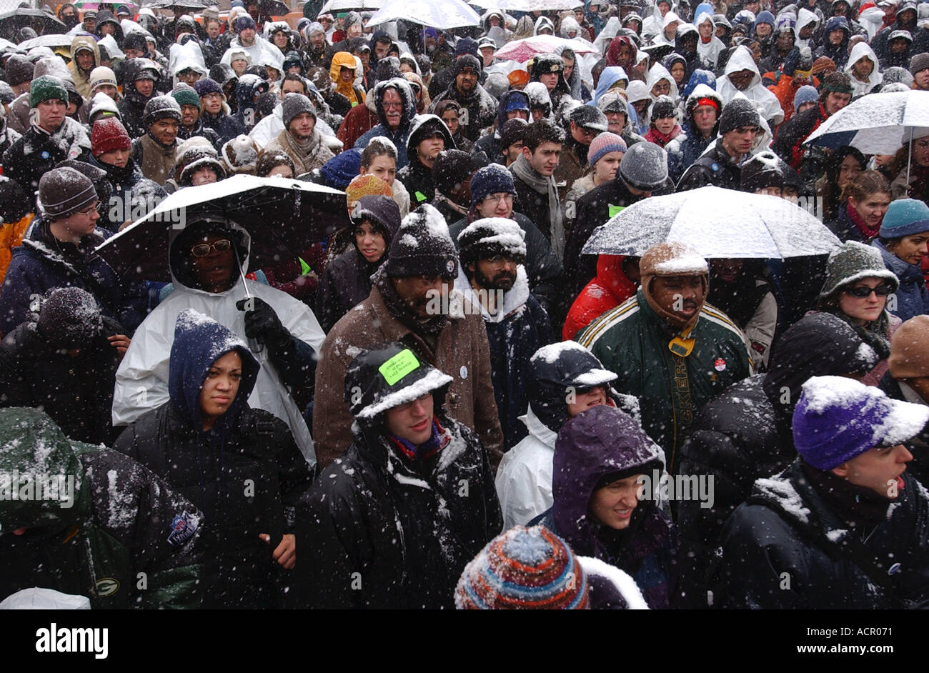 Eine große Schar von Demonstranten mit Sonnenschirmen im Schnee an der Yale University Connecticut USA Stockfoto