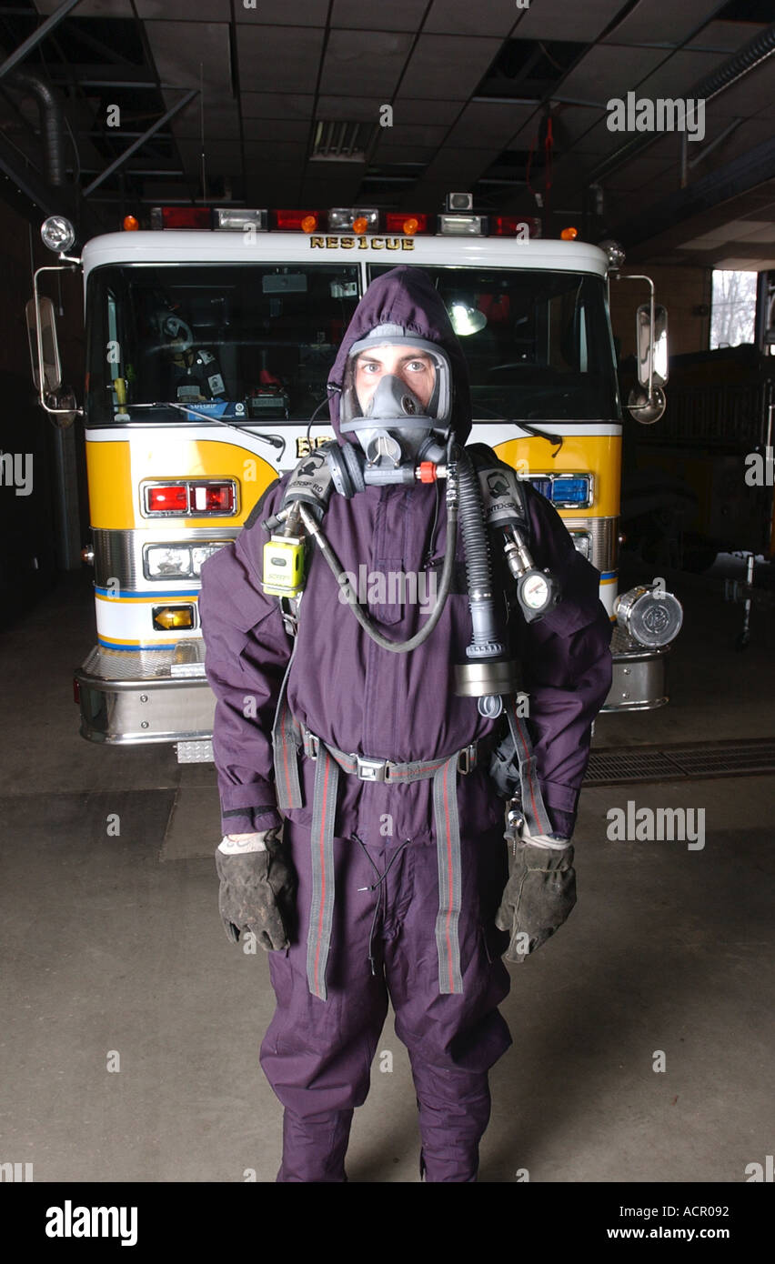 Feuerwehrmann mit Biohazard Notfall Ausrüstung Maske und Anzug Stockfoto