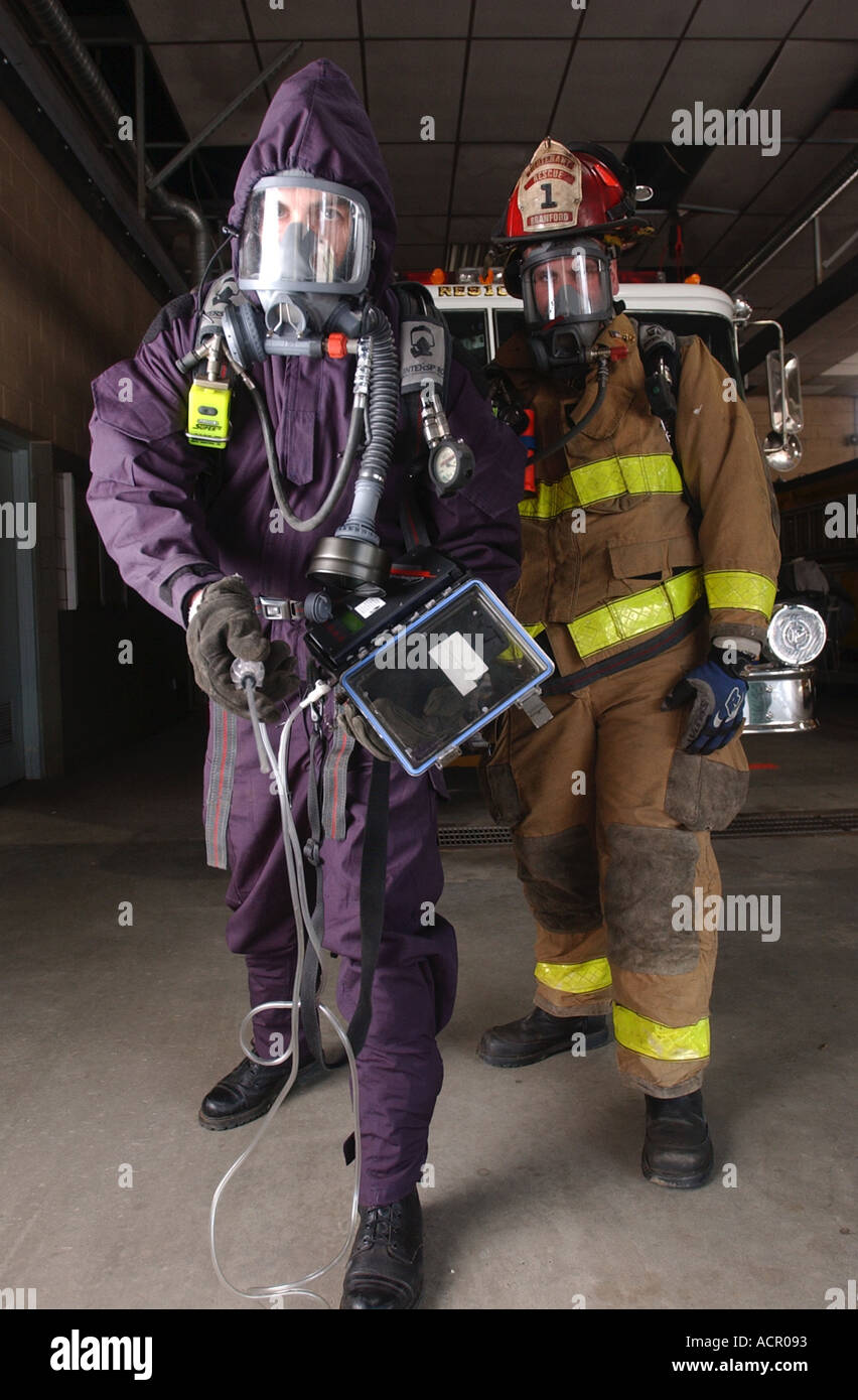 Feuerwehrmann mit Biohazard Notfall Ausrüstung Maske und Anzug Stockfoto