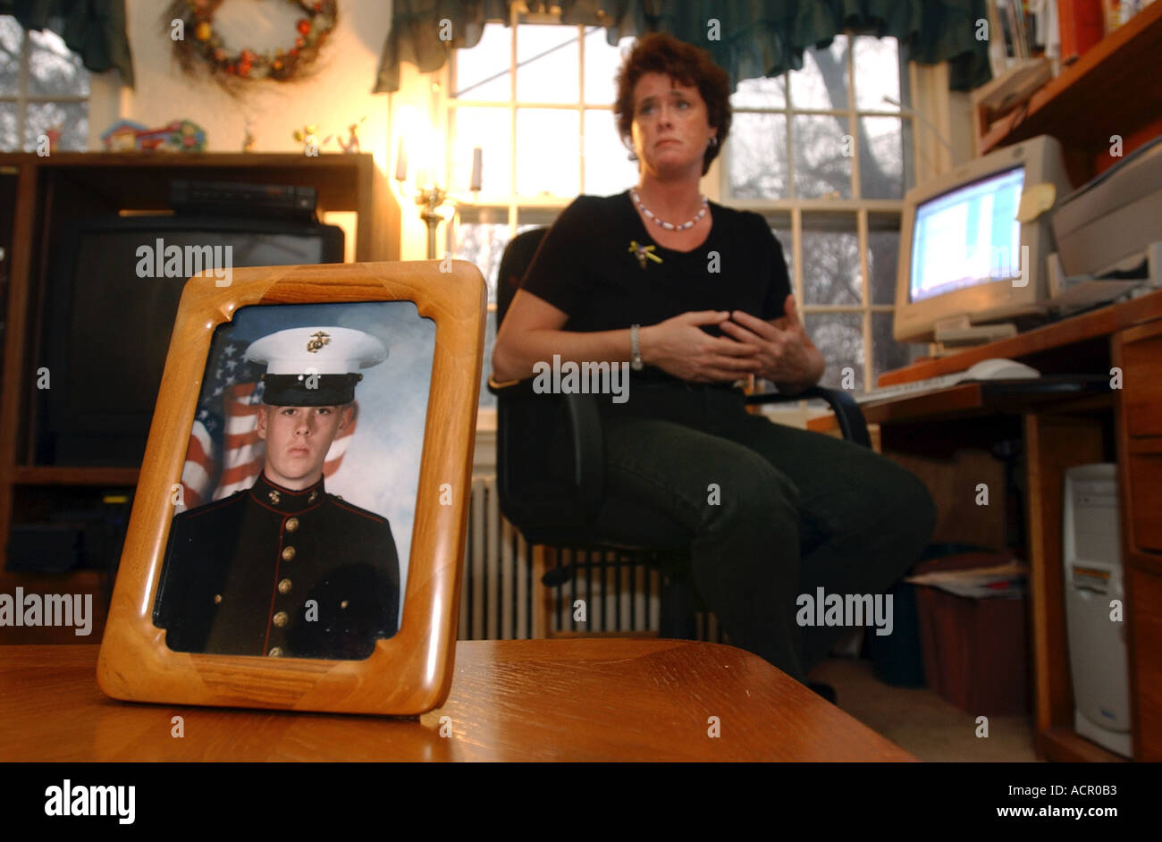 Soldaten-Mutter mit Online-Informationen zu ihrem Sohn den Überblick behalten Stockfoto