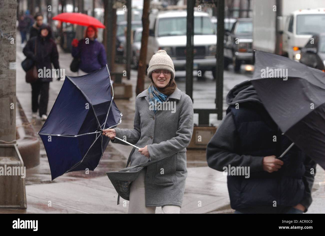 Eine Frau gefangen in einem Sturm auf einer Stadtstraße Stockfoto