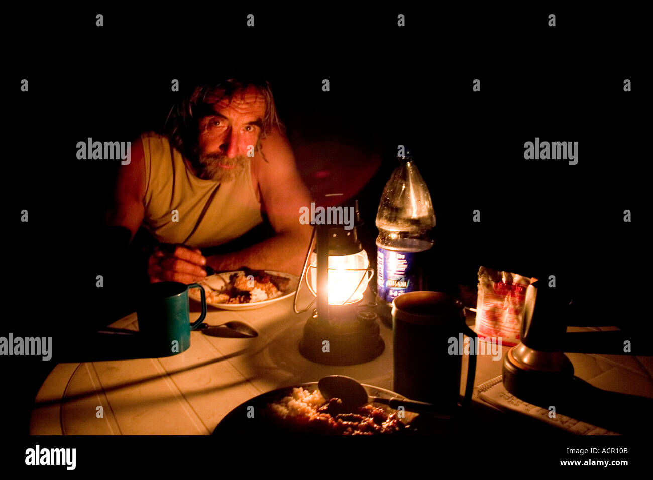 Touristen genießen Abendessen im Hippo Sanctuary Wechiau nordwestlichen Ghana vorbereitet durch den Guide auf cokepot Stockfoto