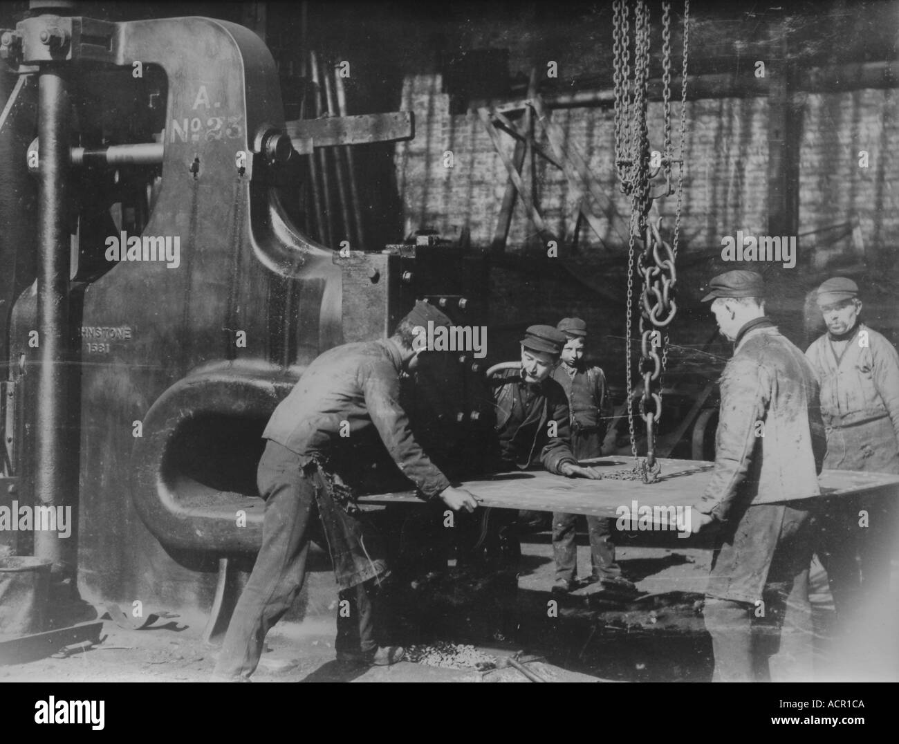 UK Schottland Greenock Werft Stanzen Löcher im Blech für Rivits 1890 s Stockfoto