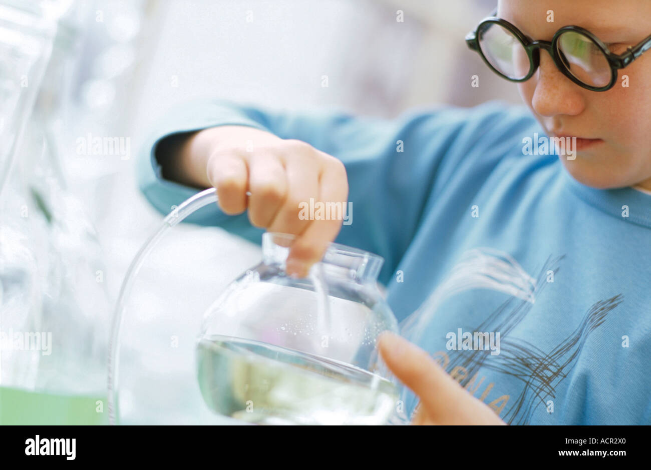 Junge (10-11) im Chemielabor mit Kolben, close-up Stockfoto
