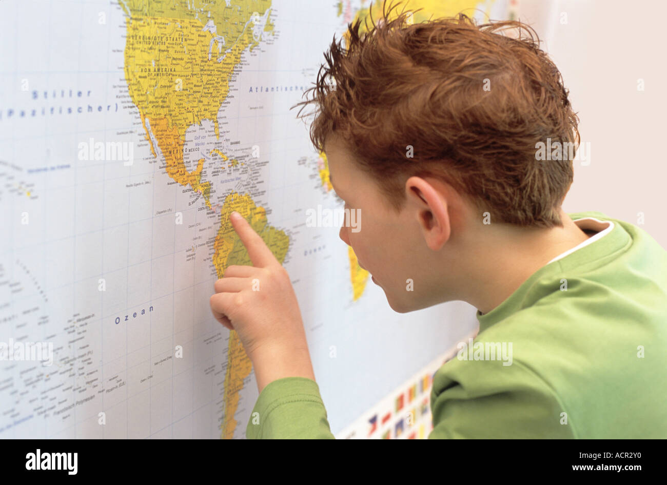 Jungen (8-9) Blick auf die Weltkarte, Nahaufnahme Stockfoto