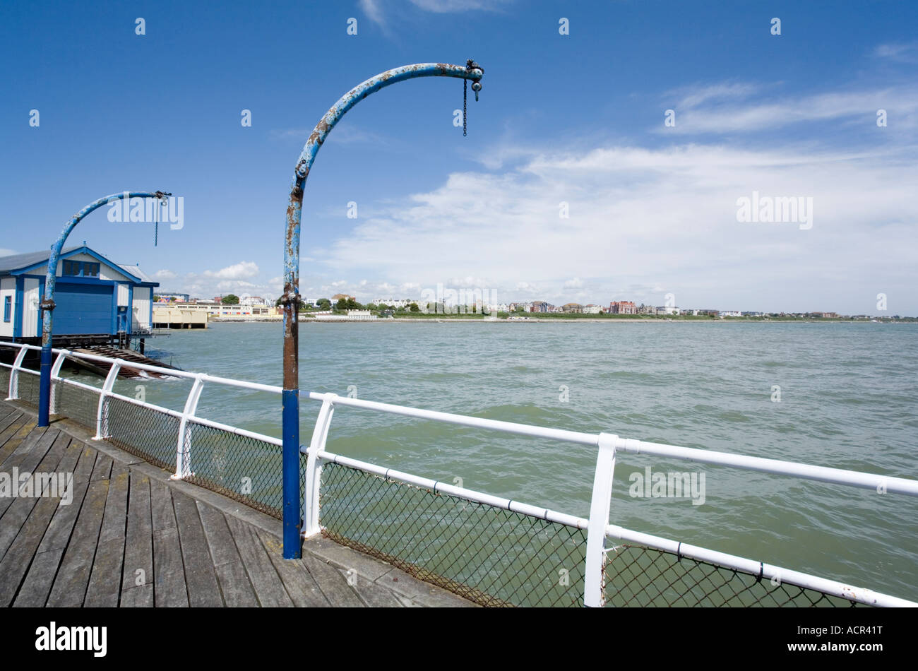 Geländer und Hebezeugen am Pier in Clacton on Sea, Essex Stockfoto