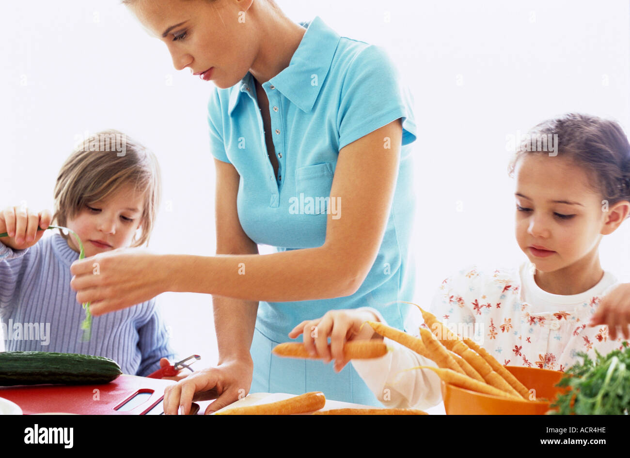 Mutter und zwei Kinder, die Zubereitung in der Küche Stockfoto