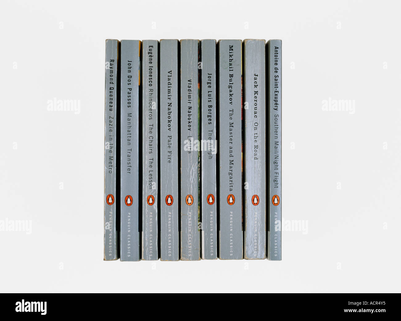 Neun Penguin Classics Bücher gezeigt von der Wirbelsäule Stockfoto