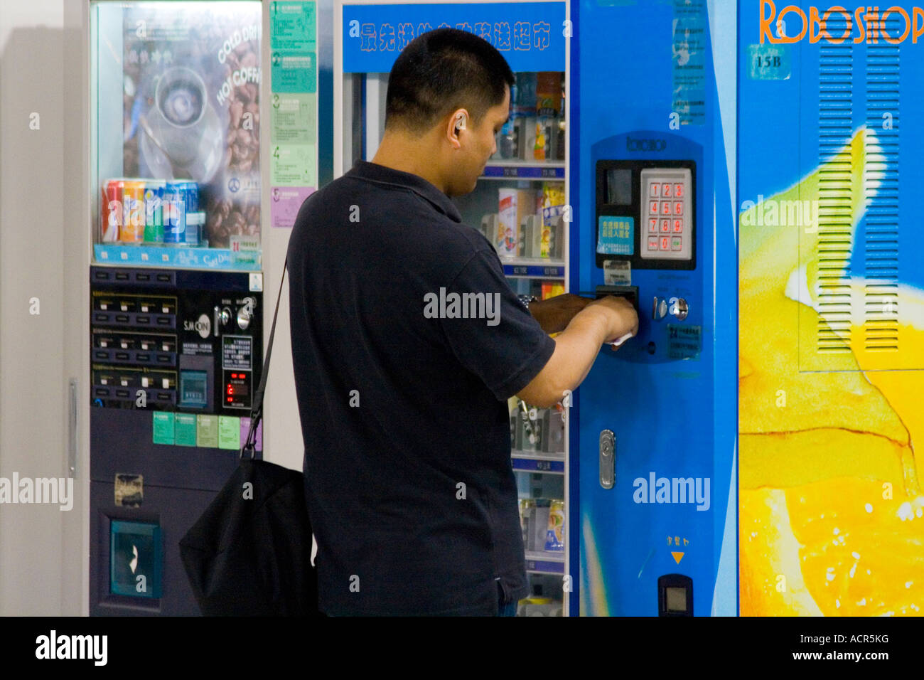 Chinesen kaufen von einem Snack Automaten PVG Pudong Flughafen Shanghai China Stockfoto