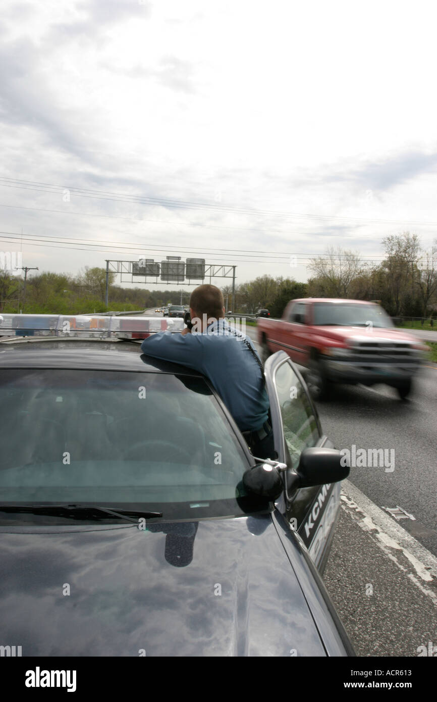 Polizist mit Hand-Held Laser messen die Geschwindigkeit der entgegenkommenden Autofahrer. Kansas City, MO, Police Department, USA. Stockfoto