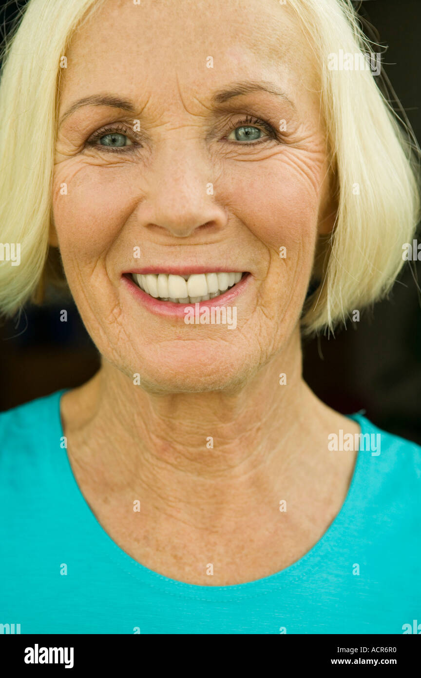 Ältere Frau lächelnd, Nahaufnahme, Porträt Stockfoto