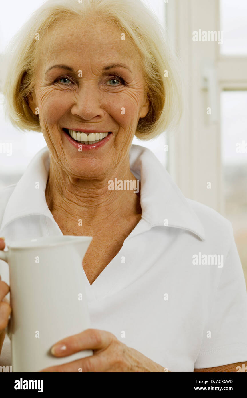 Ältere Frau mit Krug, lächelnd, Nahaufnahme, Porträt Stockfoto