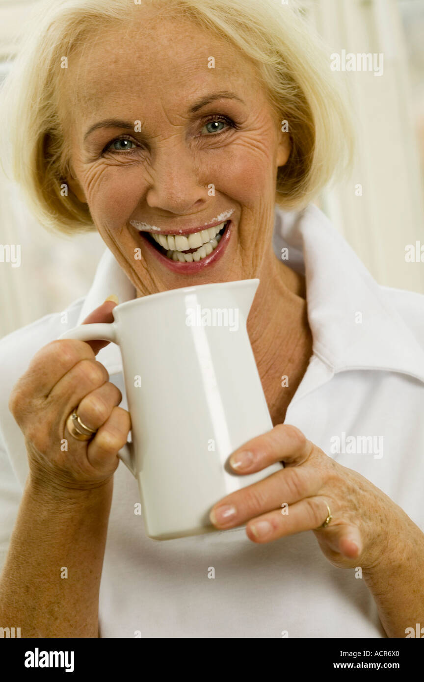 Ältere Frau trinkt Milch, Nahaufnahme, Porträt Stockfoto