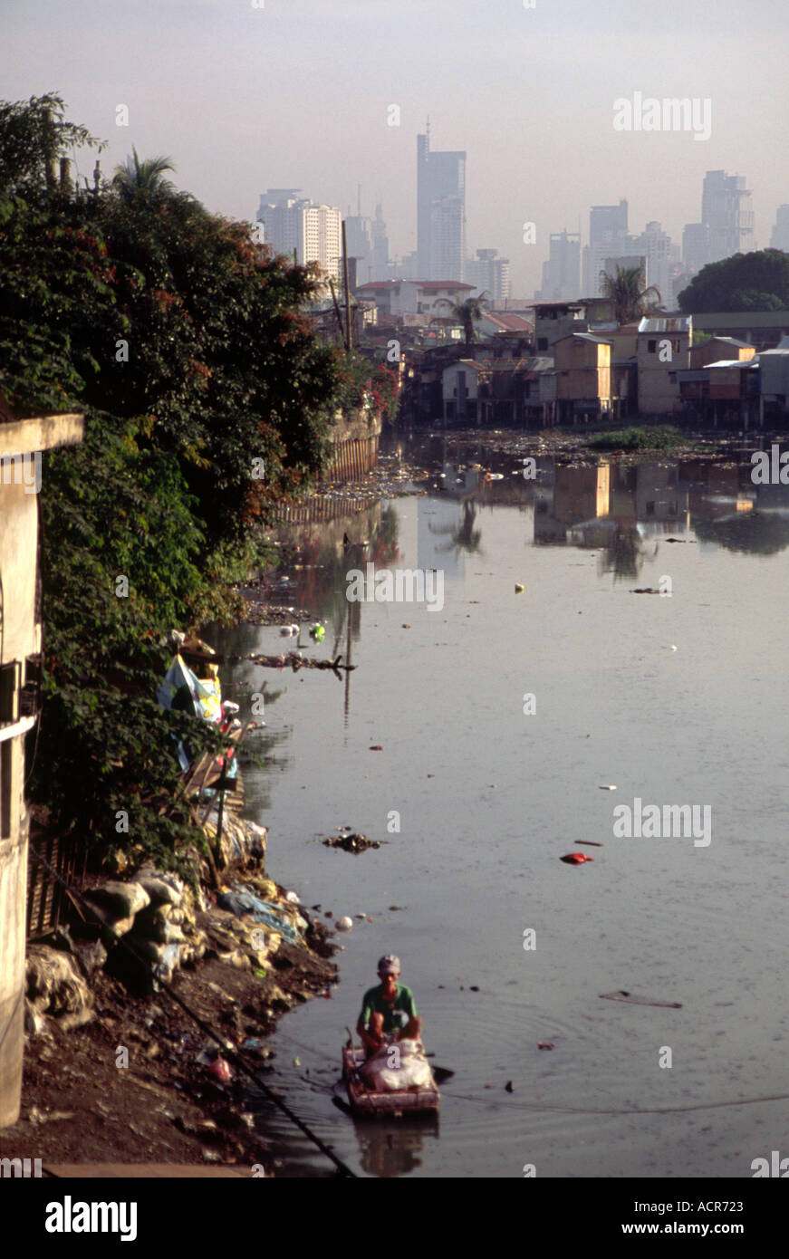 Mann, Paddeln in verschmutzten Bach 2 Manila Philippinen Stockfoto