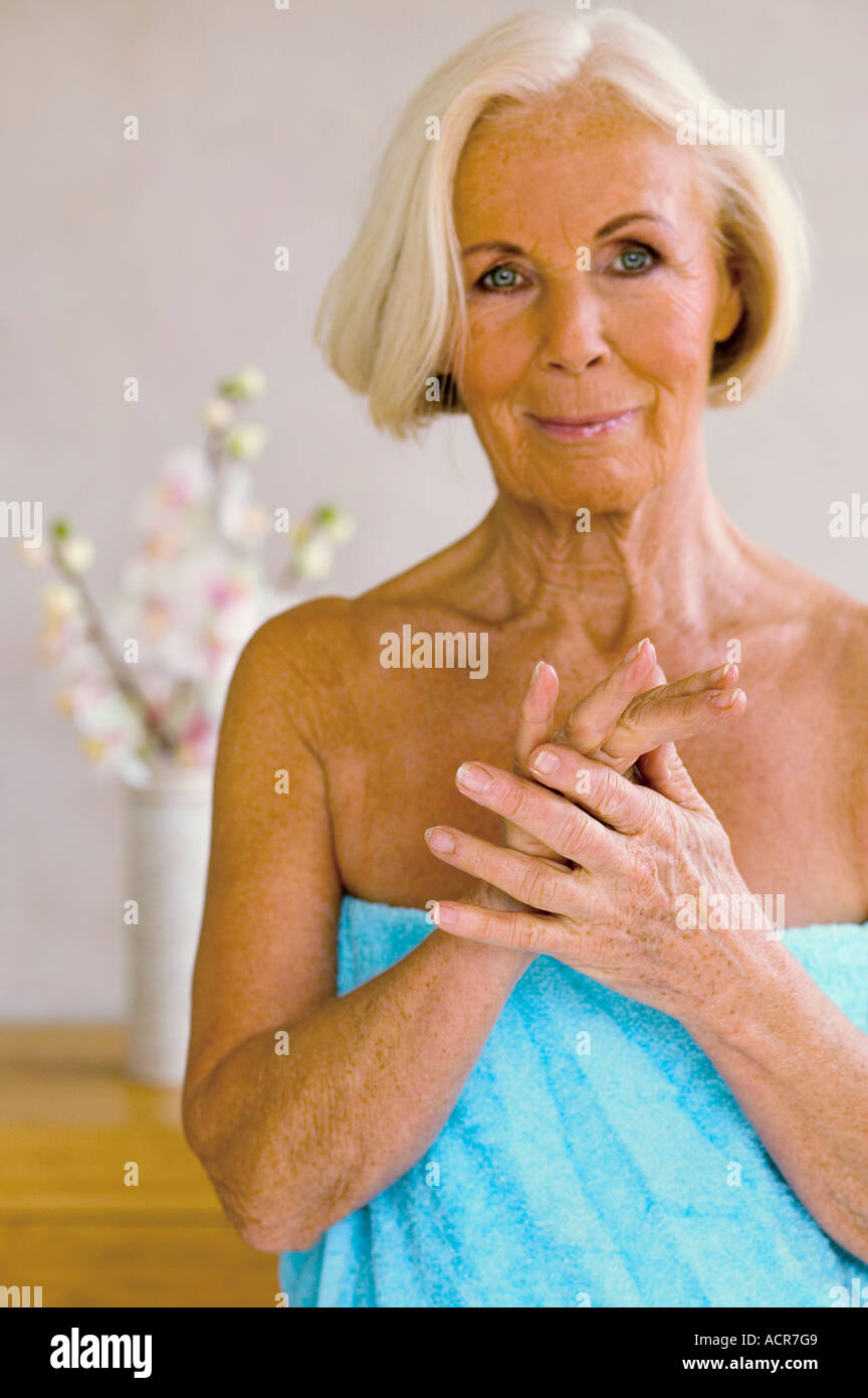 Ältere Frau eingewickelt in Handtuch, Lächeln, Porträt Stockfoto