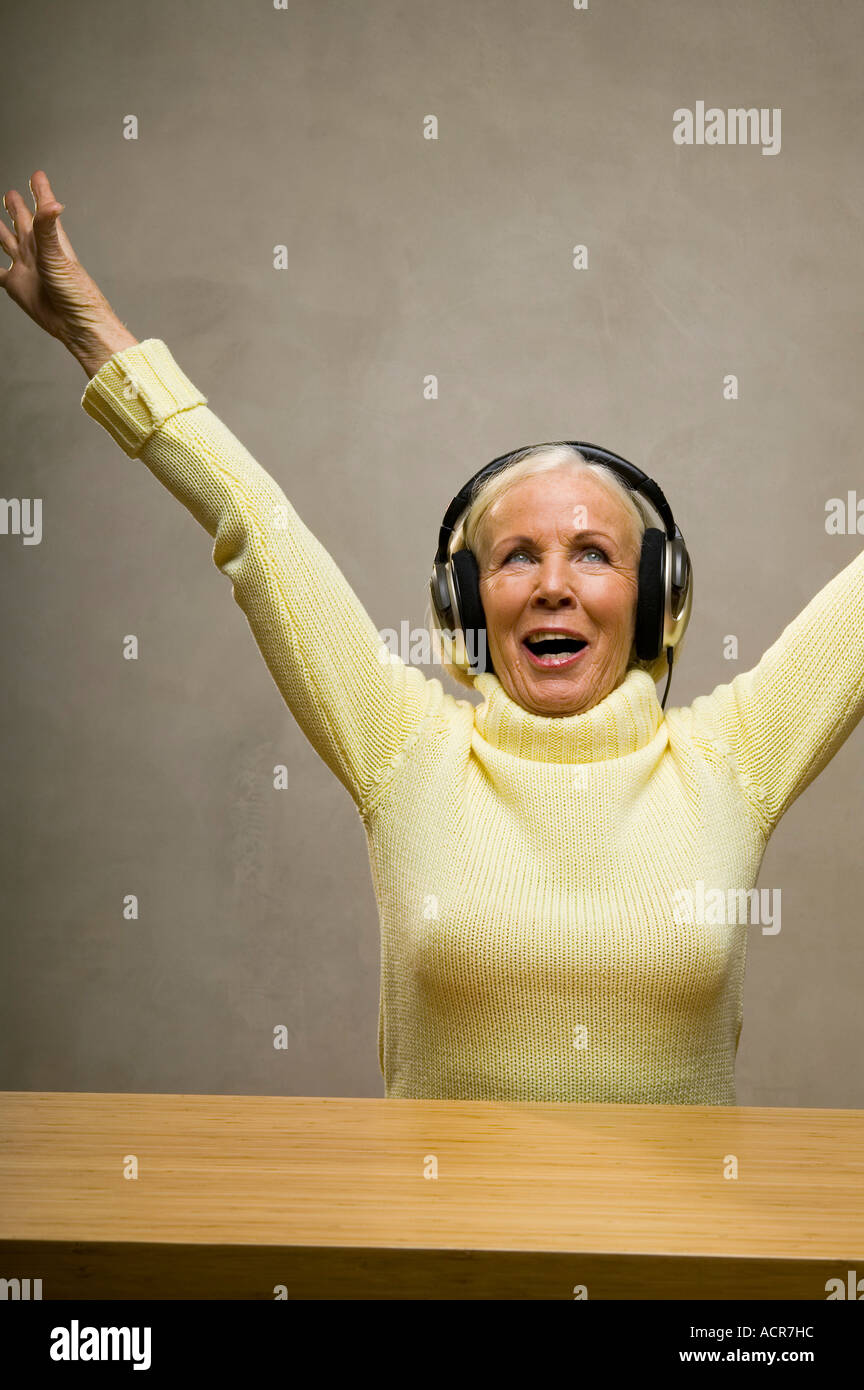 Ältere Frau mit Kopfhörern, lachende, Nahaufnahme Stockfoto