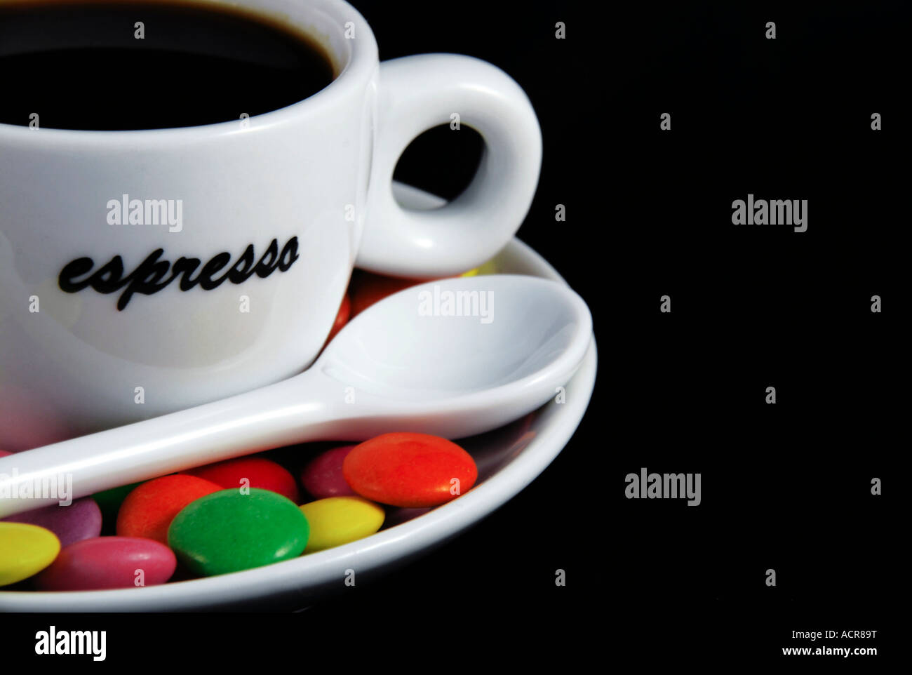 Tasse Kaffee Espresso mit Süssigkeiten. Stockfoto
