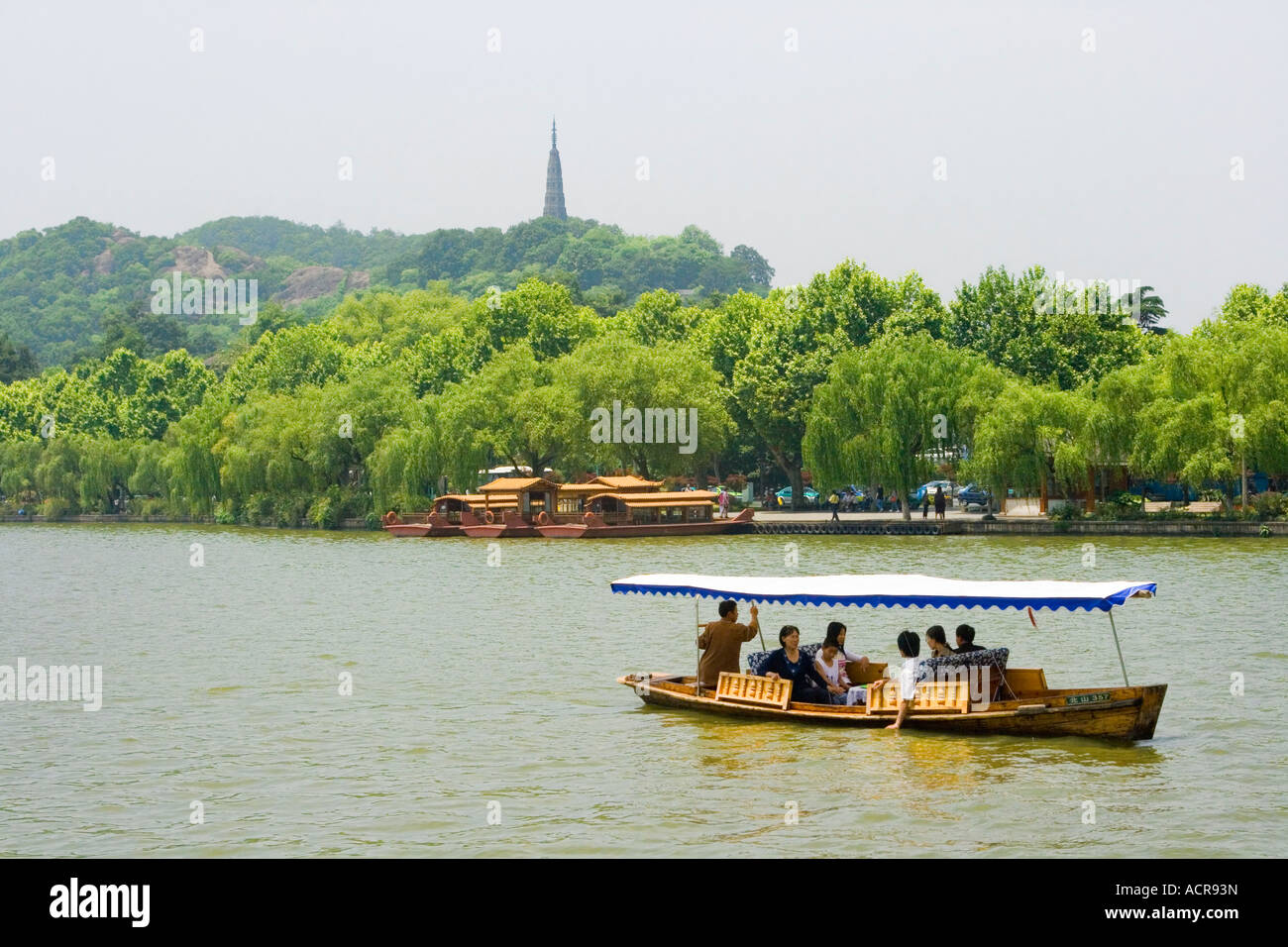 Touristenboot auf Xi Hu See und Baoshu Ta Pagode Hangzhou China Stockfoto