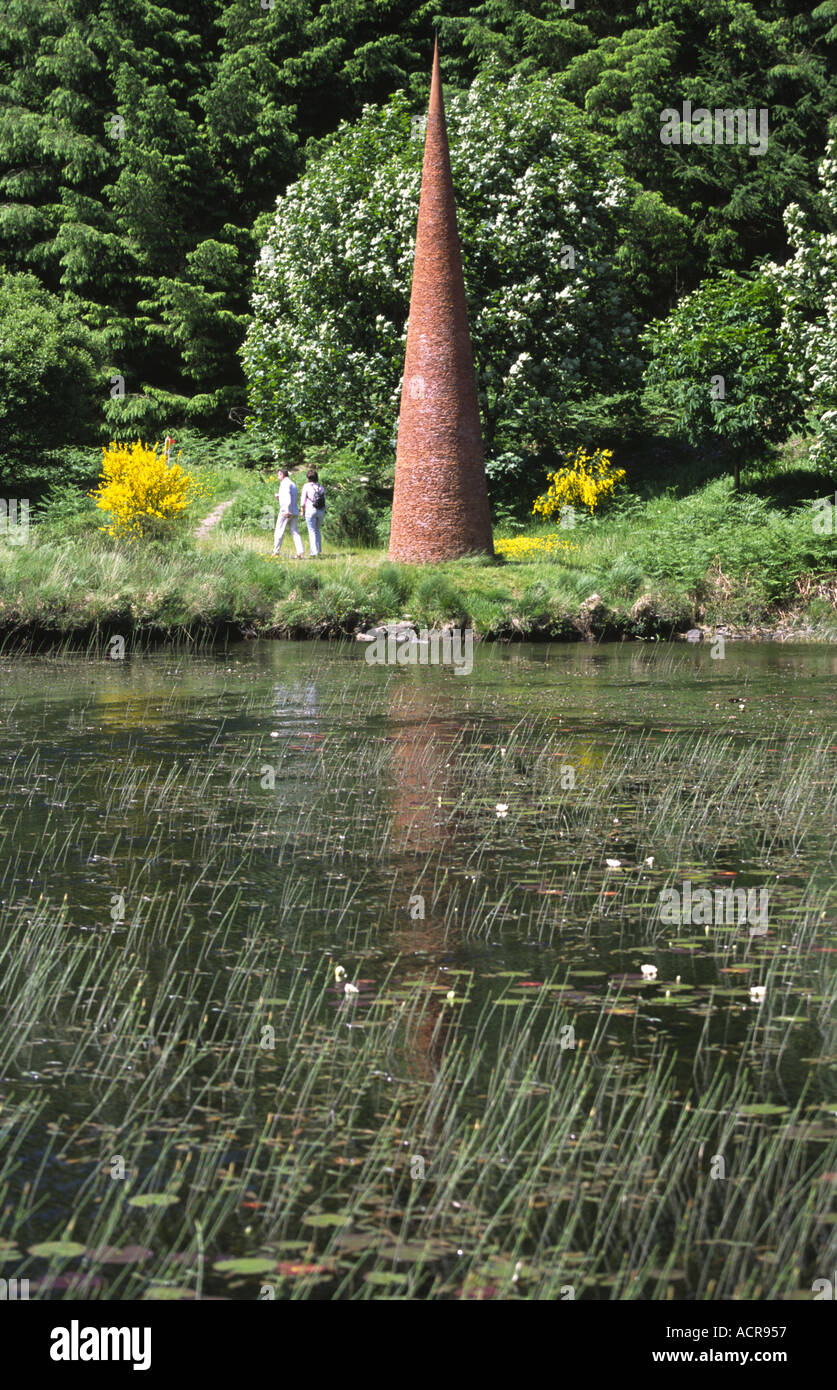 Galloway Forest Park Skulptur in der Landschaft von Colin Rose The Eye spiegelt sich in dem schwarzen Loch Stockfoto