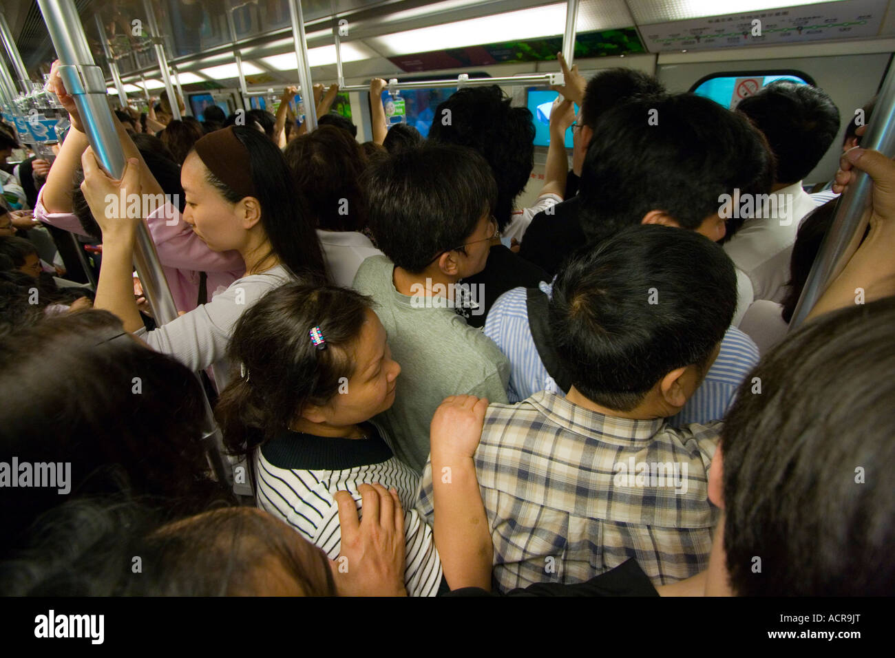 Im überfüllten Zug U-Bahn s-Bahn U-Bahn System Shanghai in Shanghai Stockfoto